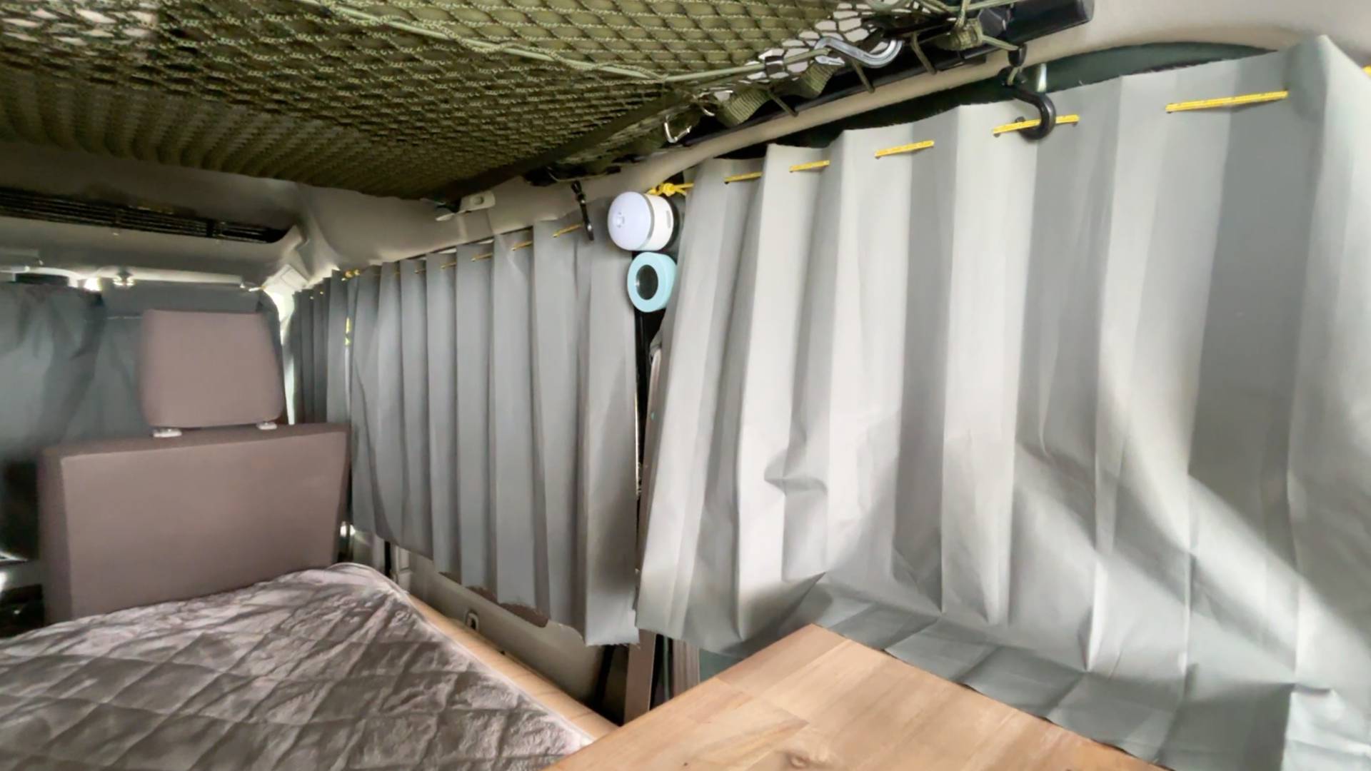【軽バンカスタマイズ17】IKEAの切りっぱなしでも使える遮光カーテンをガイロープで車に加工することなく設置