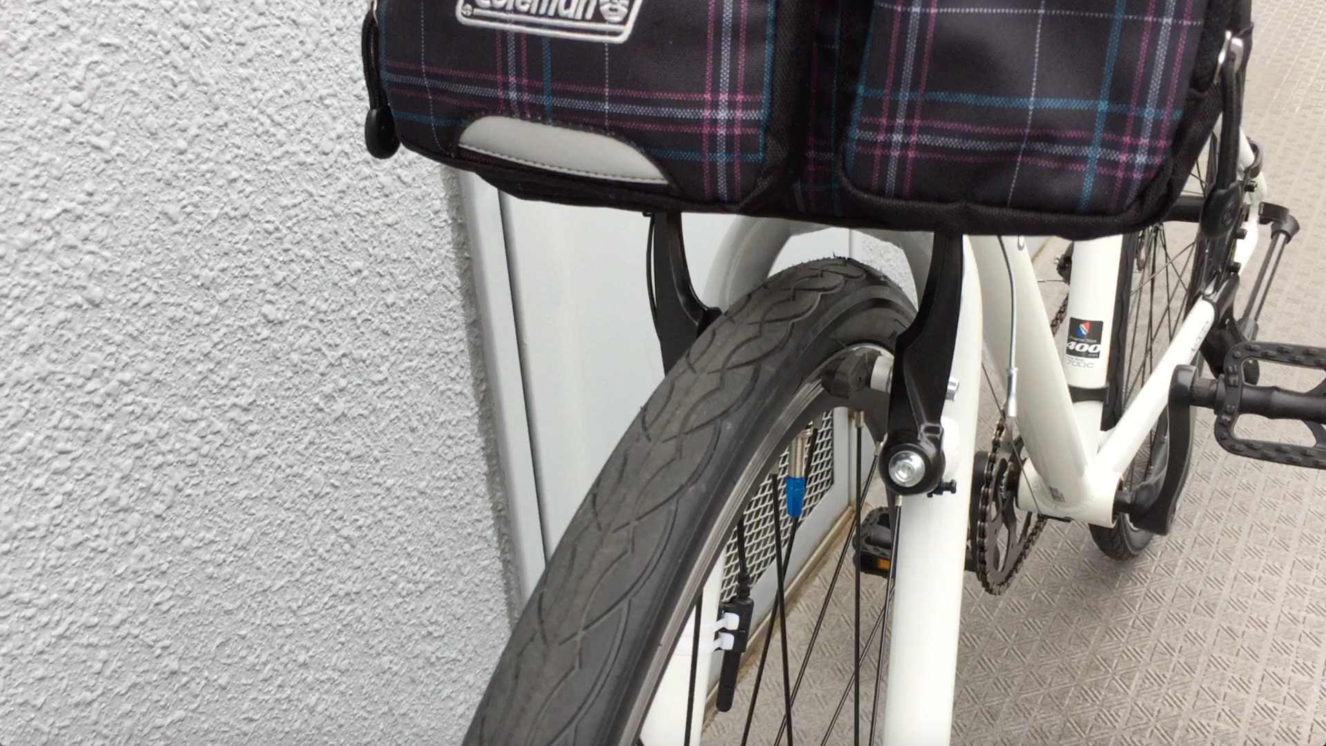 【自転車】クロスバイクのフロントバッグにウエストバッグがピッタリ！