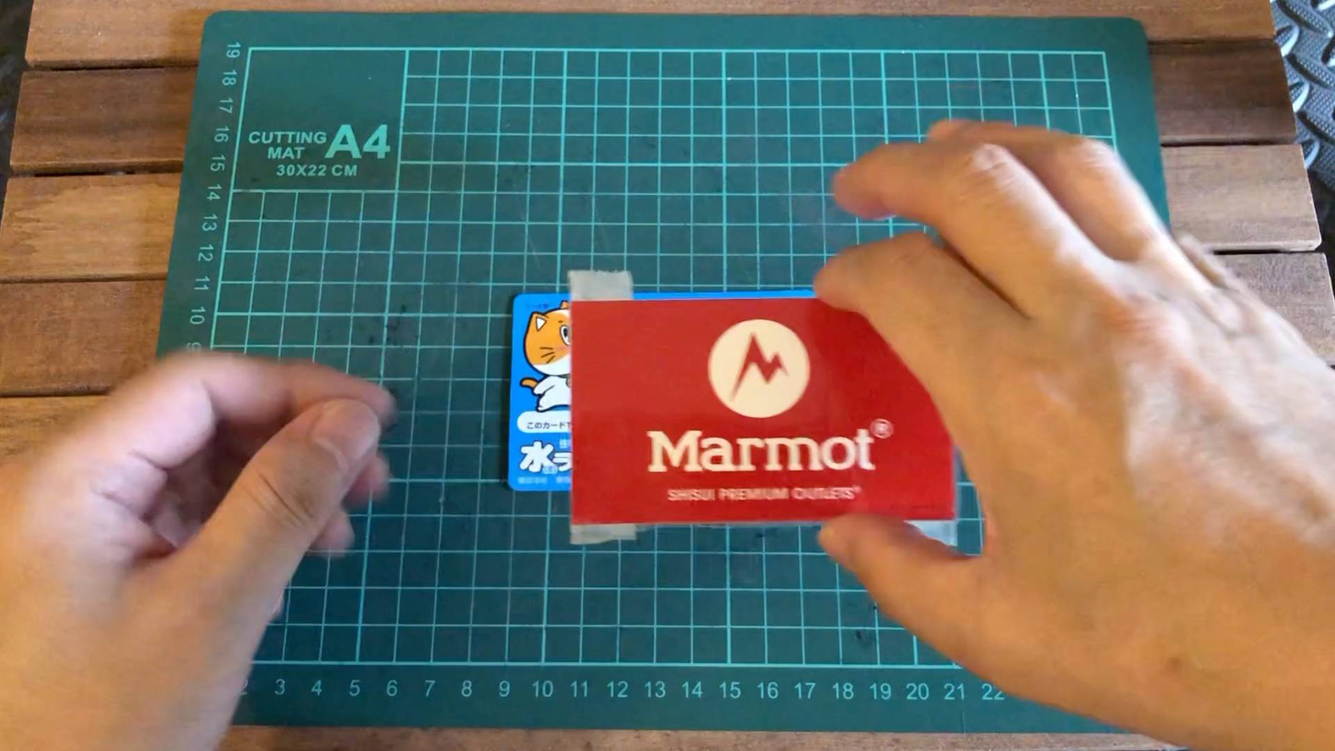 【DIY】マグネットシートの広告にタグやカードを貼り付けてカスタマイズ