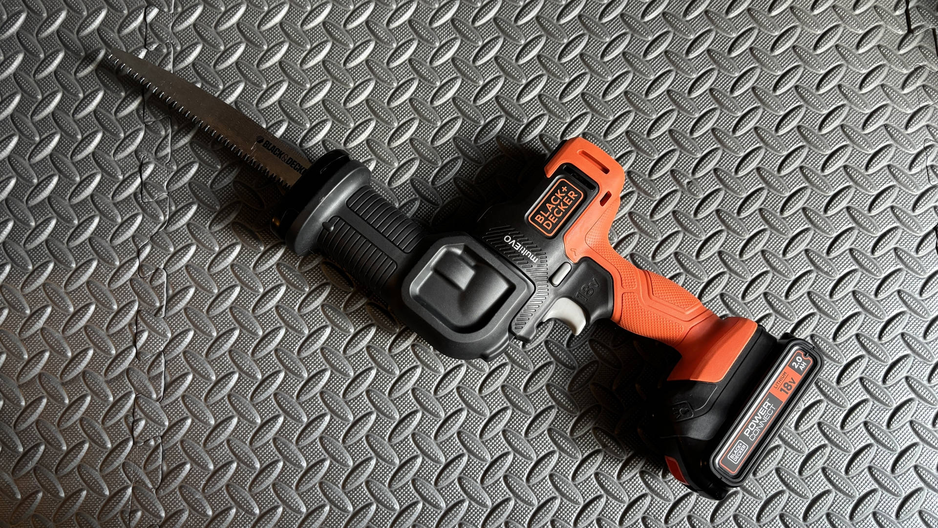 【キャンプギア】小型薪ストーブユーザー必見！市販薪をカットする最強アイテムを買ってみた