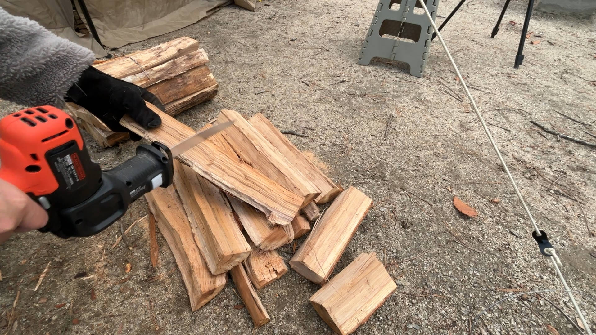 【キャンプギア】小型薪ストーブユーザー必見！市販薪をカットする最強アイテムを買ってみた