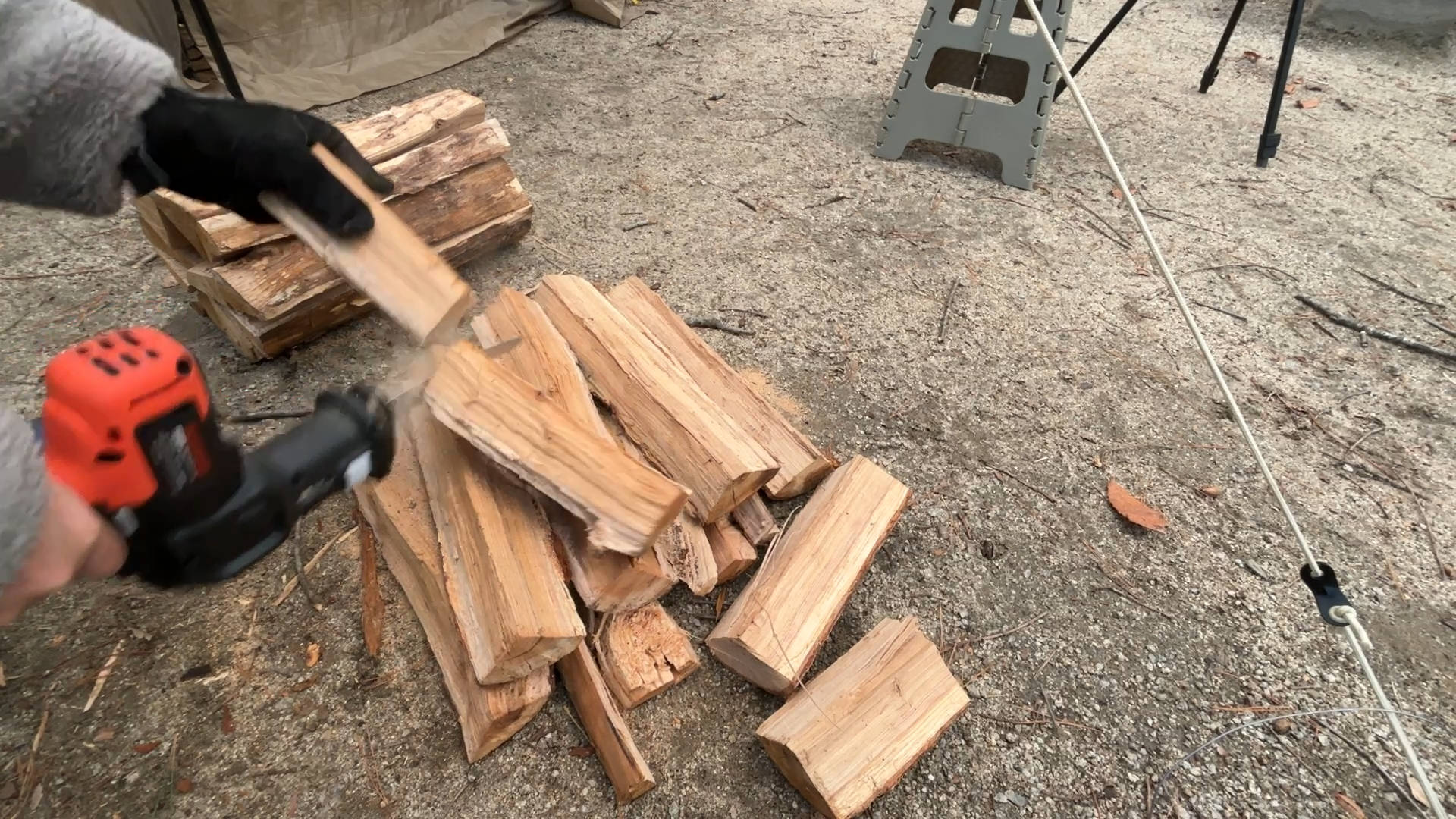 【キャンプギア】小型薪ストーブユーザー必見！市販薪をカットする最強アイテムを買ってみた