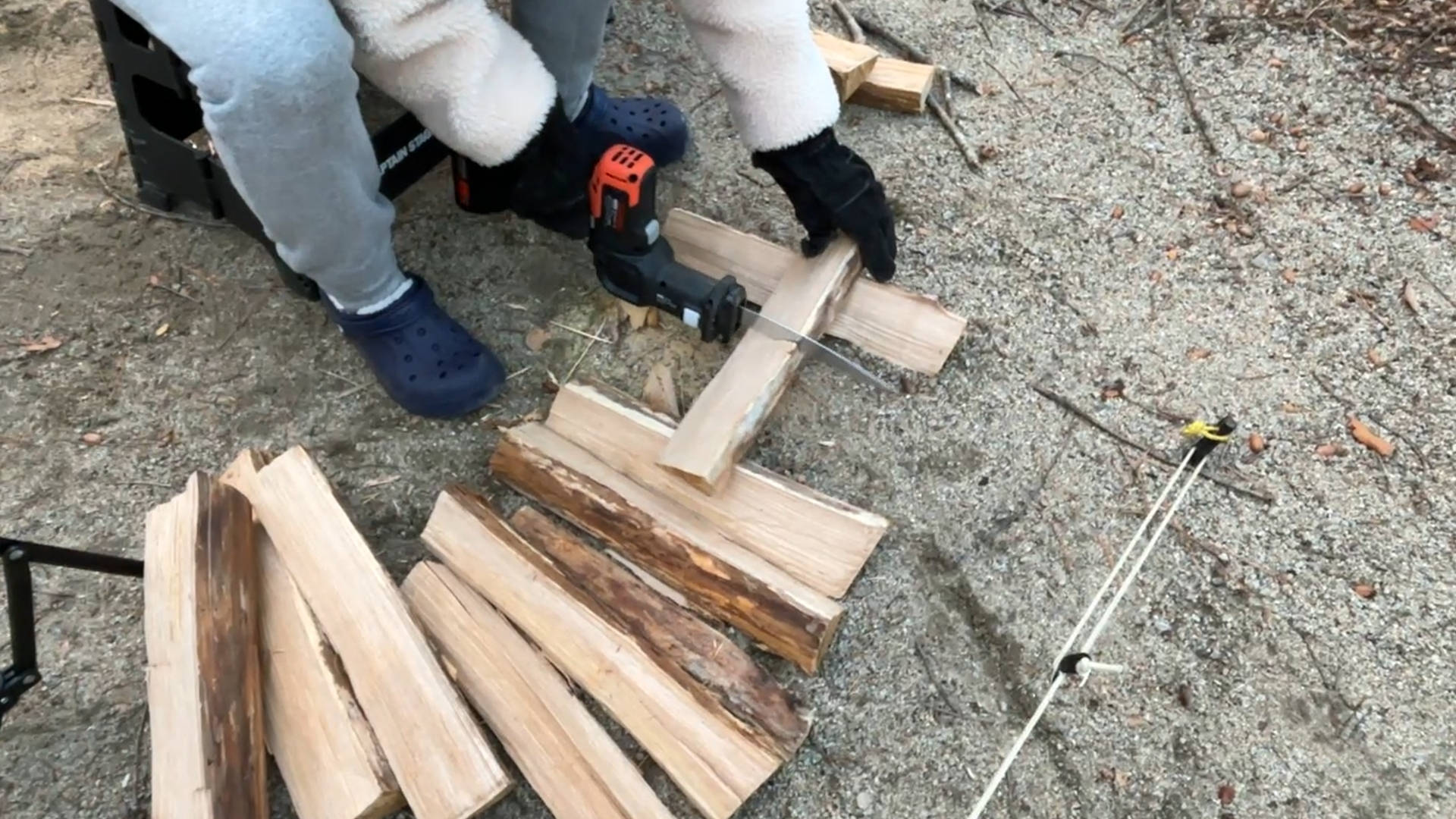 【キャンプギア】小型薪ストーブユーザー必見！市販薪をカットする最強アイテムを買ってみた