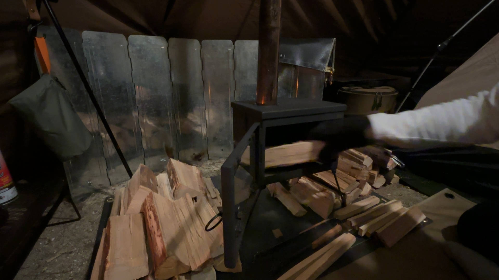 【キャンプギア】小型薪ストーブユーザー必見！市販薪をカットする最強アイテムを買ってみた