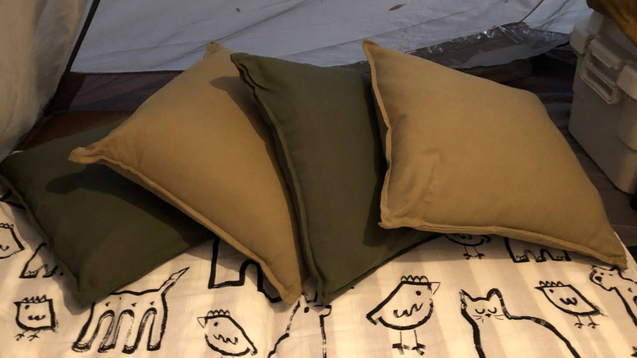 【キャンプギア】IKEAのクッションカバーで寝袋収納