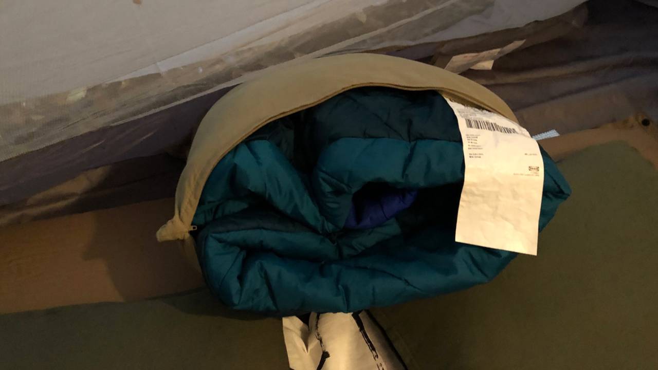 【キャンプギア】IKEAのクッションカバーで寝袋収納