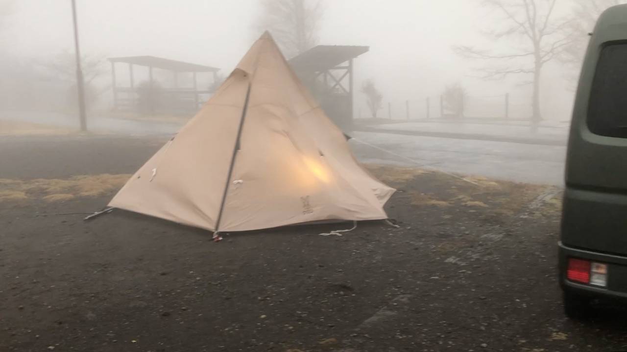 【軽バンキャンプ7の1】富士山2合目にあるキャンプ場で強風豪雨の中、眠れぬ夫婦キャンプ恐怖の12時間(前編)