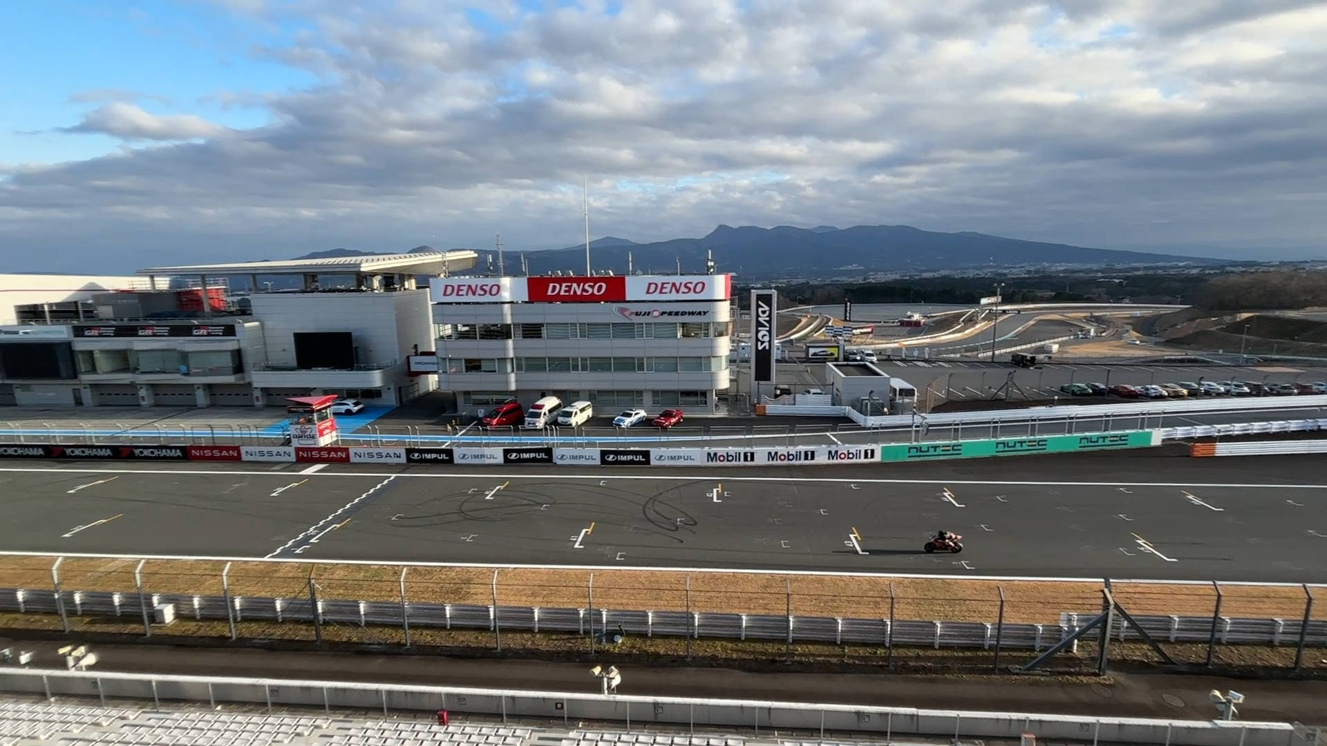 【軽バンキャンプ38】昼は爆音、夜は静寂。富士スピードウェイで2泊キャンプしてみた