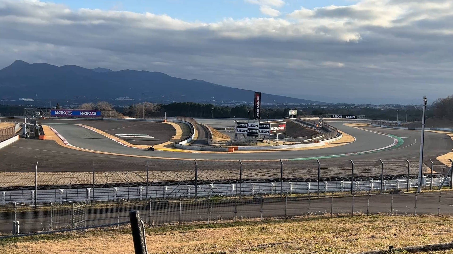 【軽バンキャンプ38】昼は爆音、夜は静寂。富士スピードウェイで2泊キャンプしてみた