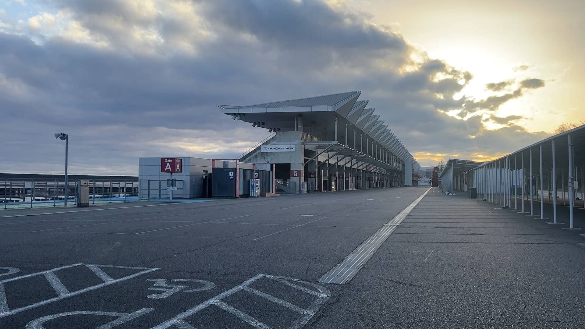 【軽バンキャンプ38】昼は爆音、夜は静寂。富士スピードウェイで2泊キャンプしてみた